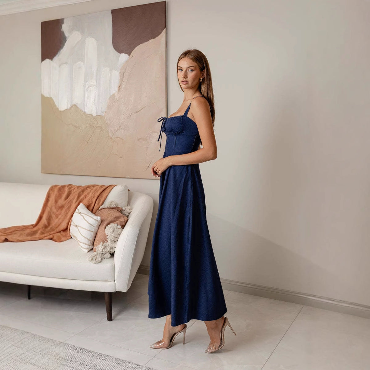 Dame Denim-Midikjole med legende flæsedesign og figursyet overdel Stilla