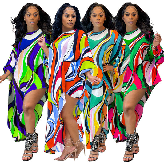 Dame afslappet strandkjole med asymmetrisk snit og farverigt bølgemønster Stilla