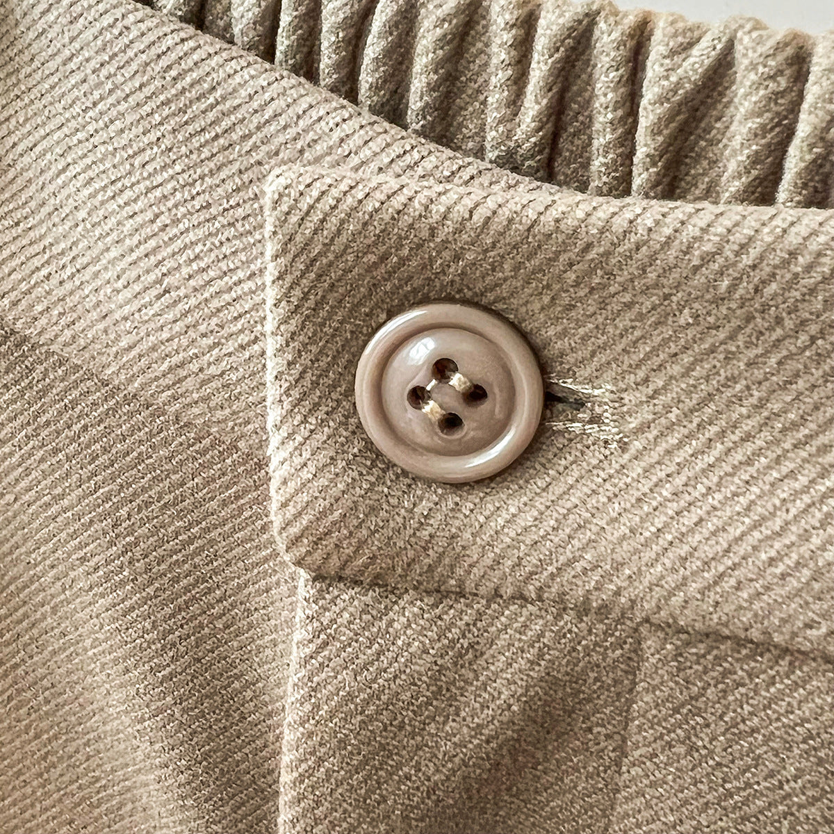 Dame elegant bomuldsbuks med høj talje pasform og klassiske pressede folder Stilla