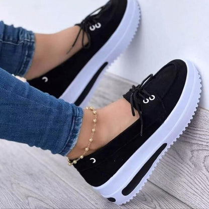 Dame platform sneakers med elegante snøredetaljer og skridsikker sål Stilla