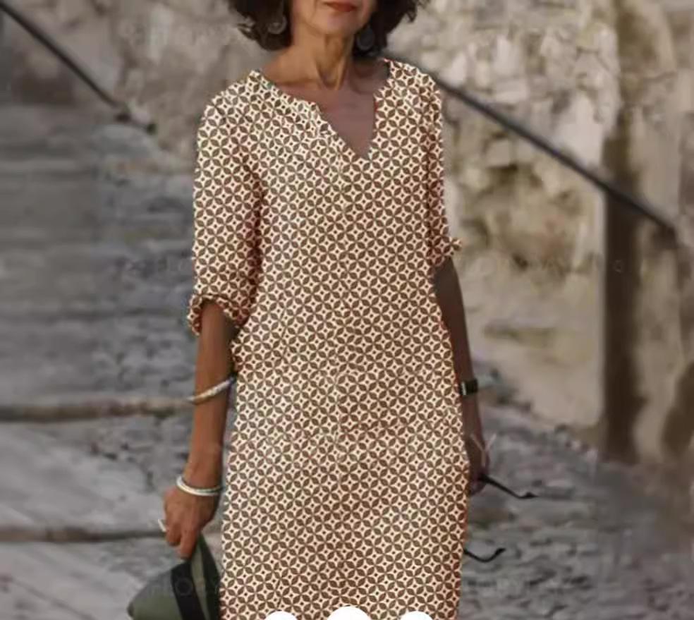 Dame afslappet kjole med grafisk print og gennemgående knapstolpe Stilla