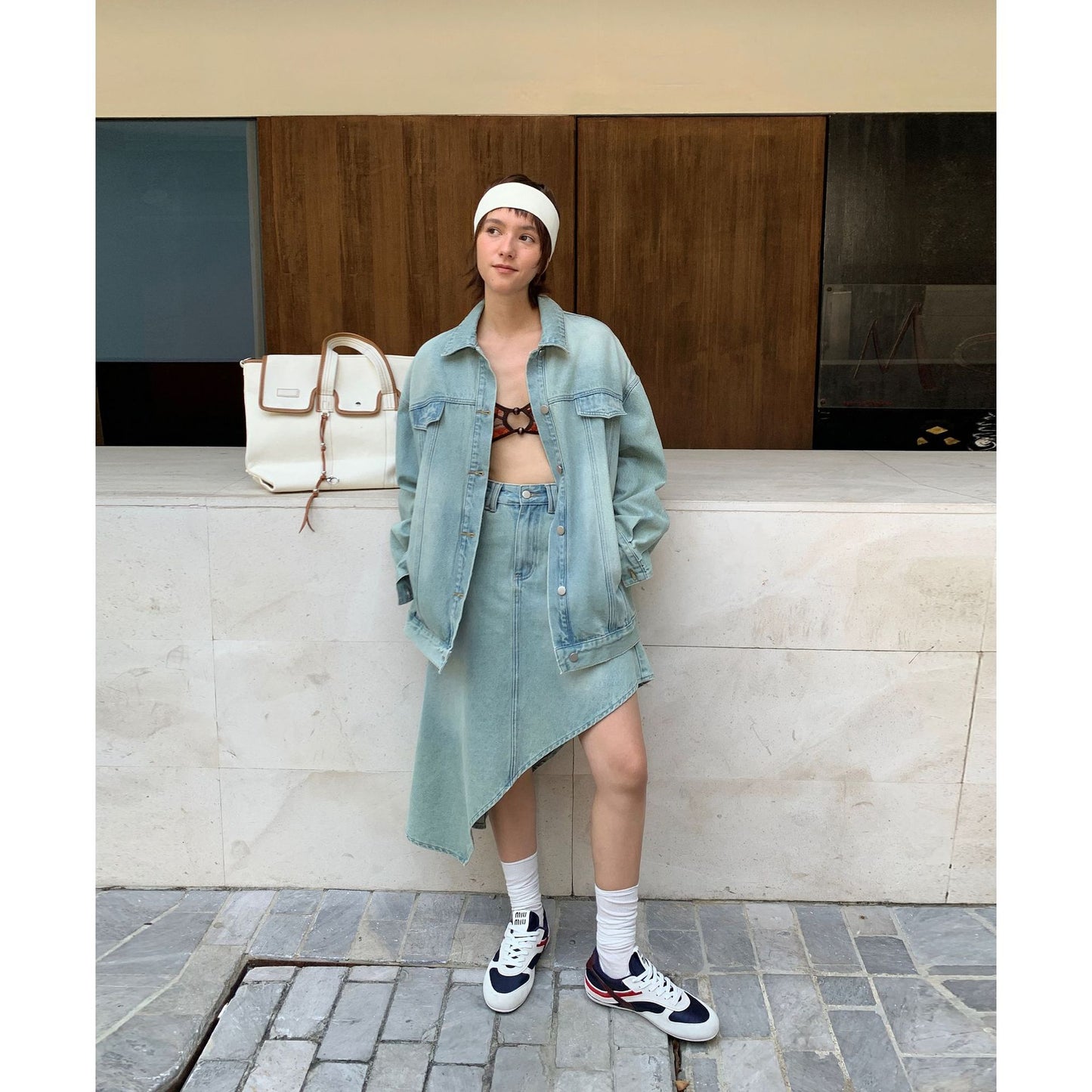 Dame afslappet jeansjakke med asymmetrisk snit og moderigtig denimnederdel Stilla