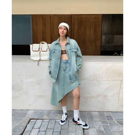 Dame afslappet jeansjakke med asymmetrisk snit og moderigtig denimnederdel Stilla