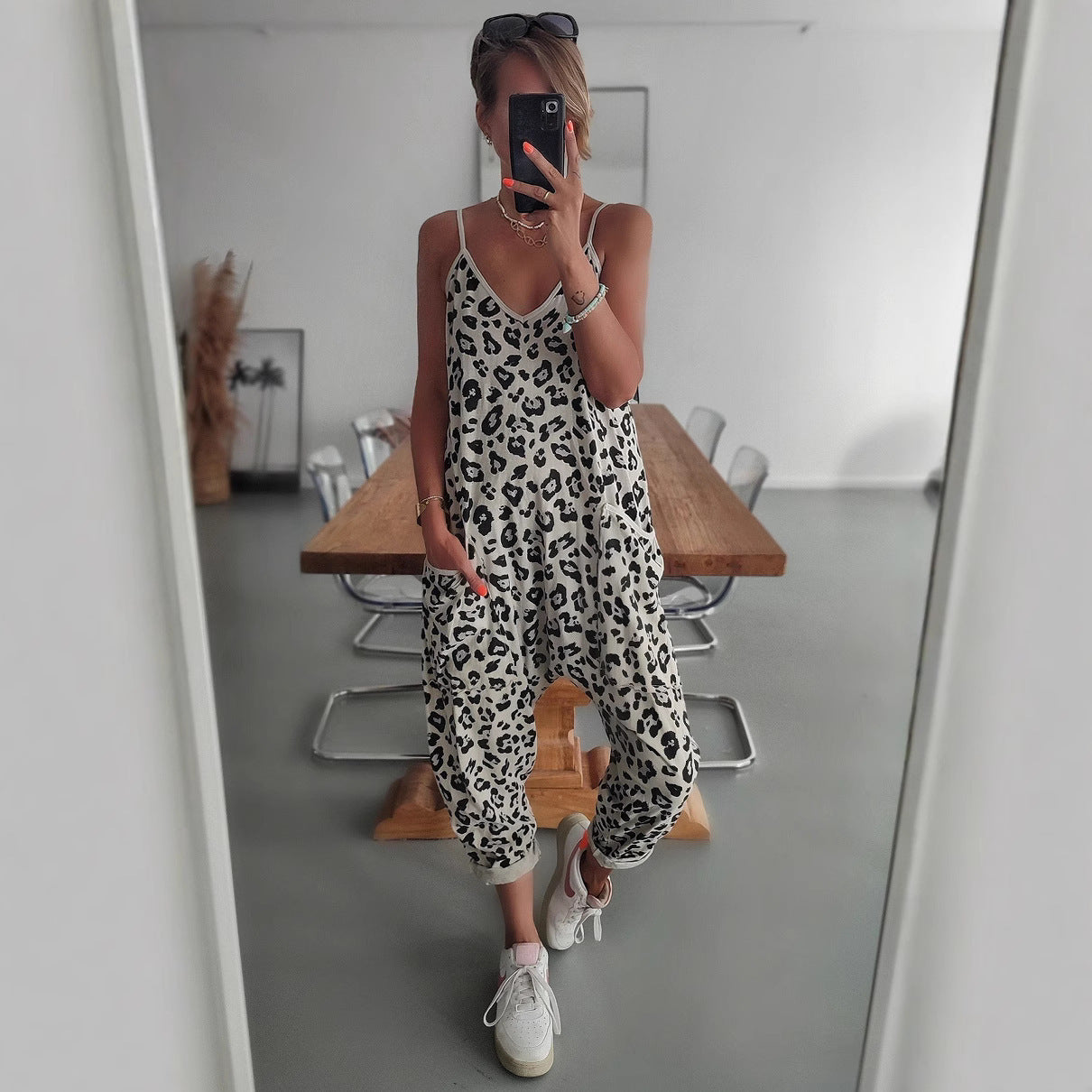 Dame afslappet jumpsuit med dyb V-udskæring og lommer Stilla