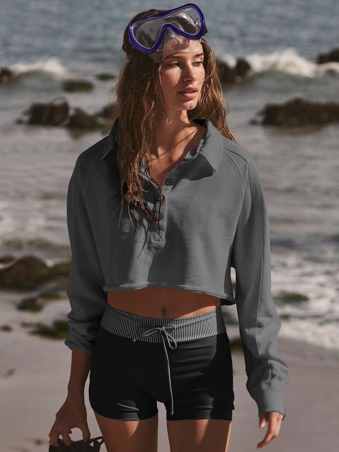 Dame afslappet cropped sweatshirt med knaplukning og sporty design Stilla