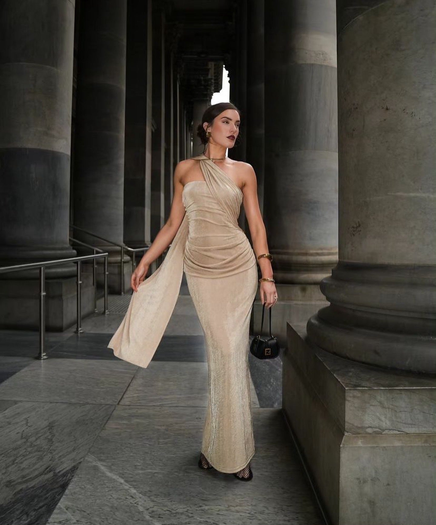 Dame Elegant aftenkjole med asymmetrisk design og raffinerede draperinger Stilla