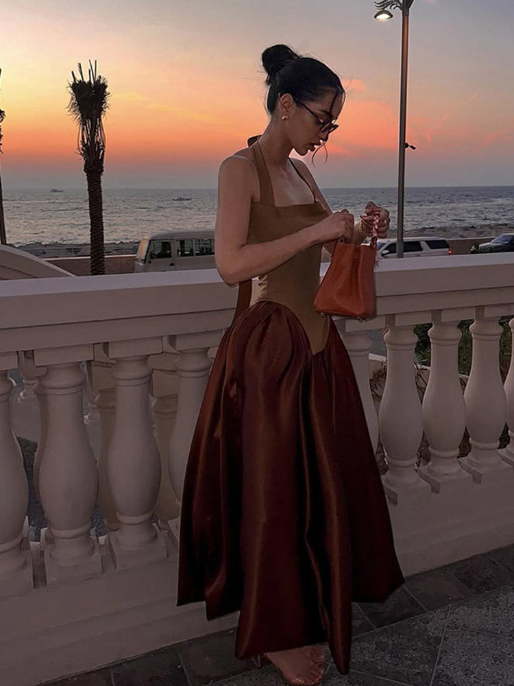 Dame Elegant aftenkjole med smart stropdesign og flydende skørt Stilla