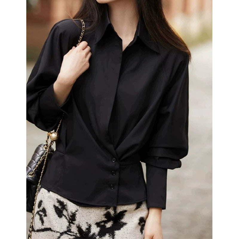 Dame elegant bluse med moderne flæseærmer og asymmetrisk snit Stilla