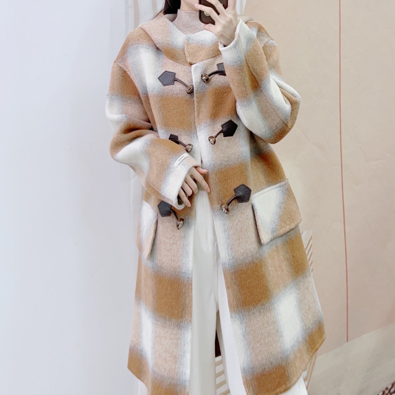 Dame Designer-frakke med innovativ knaplukning og rutemønster Stilla