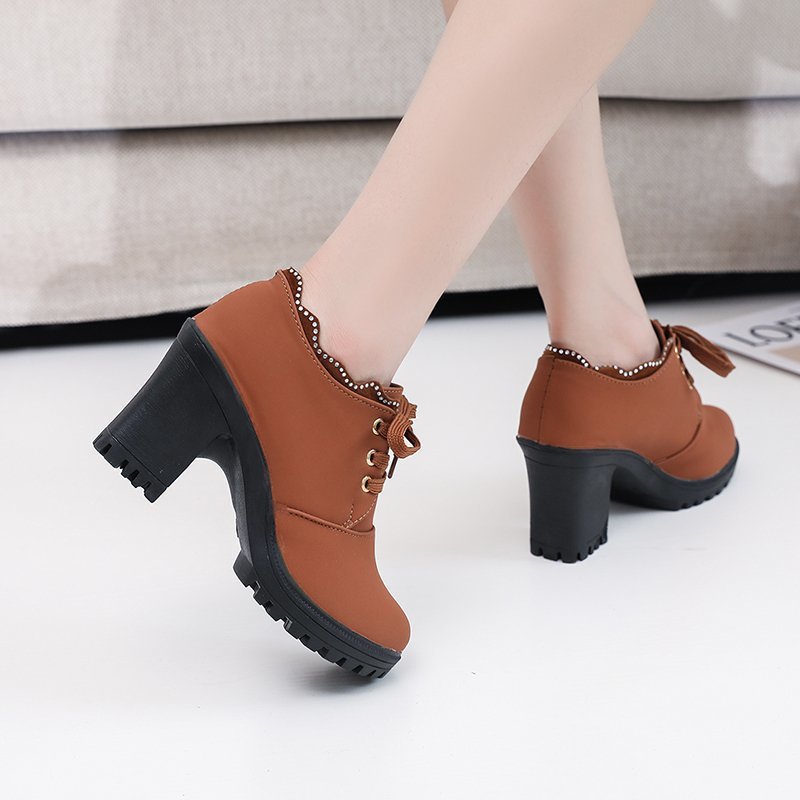 Damechik og moderne støvler med praktisk lynlås og elegante snøre detaljer Stilla