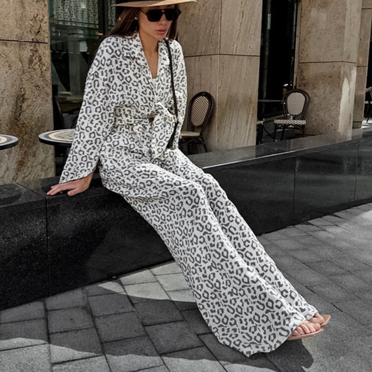 Dame jumpsuit med elegant leopardmønster og tætsiddende bælte Stilla