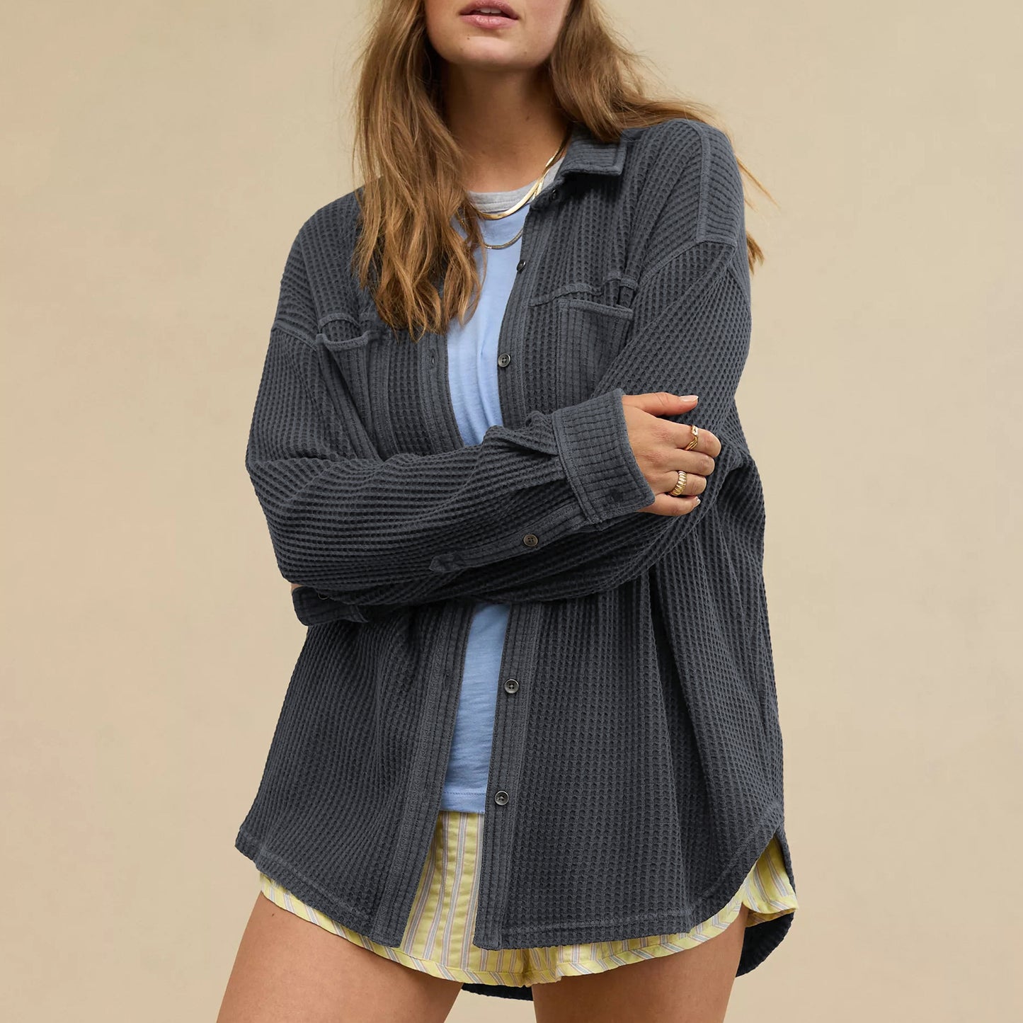 Dame afslappet overshirt i struktureret bomuld med trykknaplukning og sidelæg Stilla