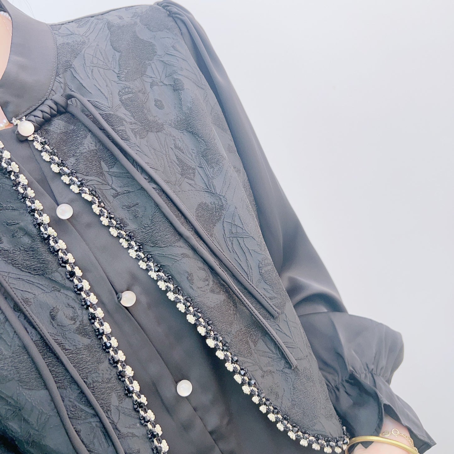 Dame Elegant Bluse med kunstnerisk Perleudsmykning og romantisk Rødsøm Stilla