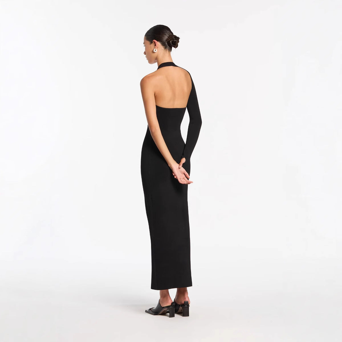 Dame Cut-Out Maxikjole med asymmetrisk design og en ærme Stilla