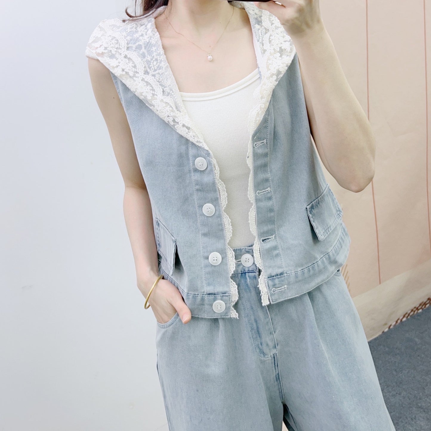 Dame Denim-Overall med dekorativ knaplukning og moderigtige accenter Stilla