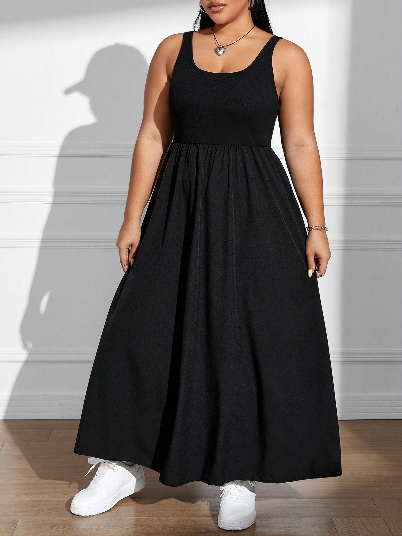 Dame afslappet maxikjole med justerbare stropper og elastisk taljebånd Stilla