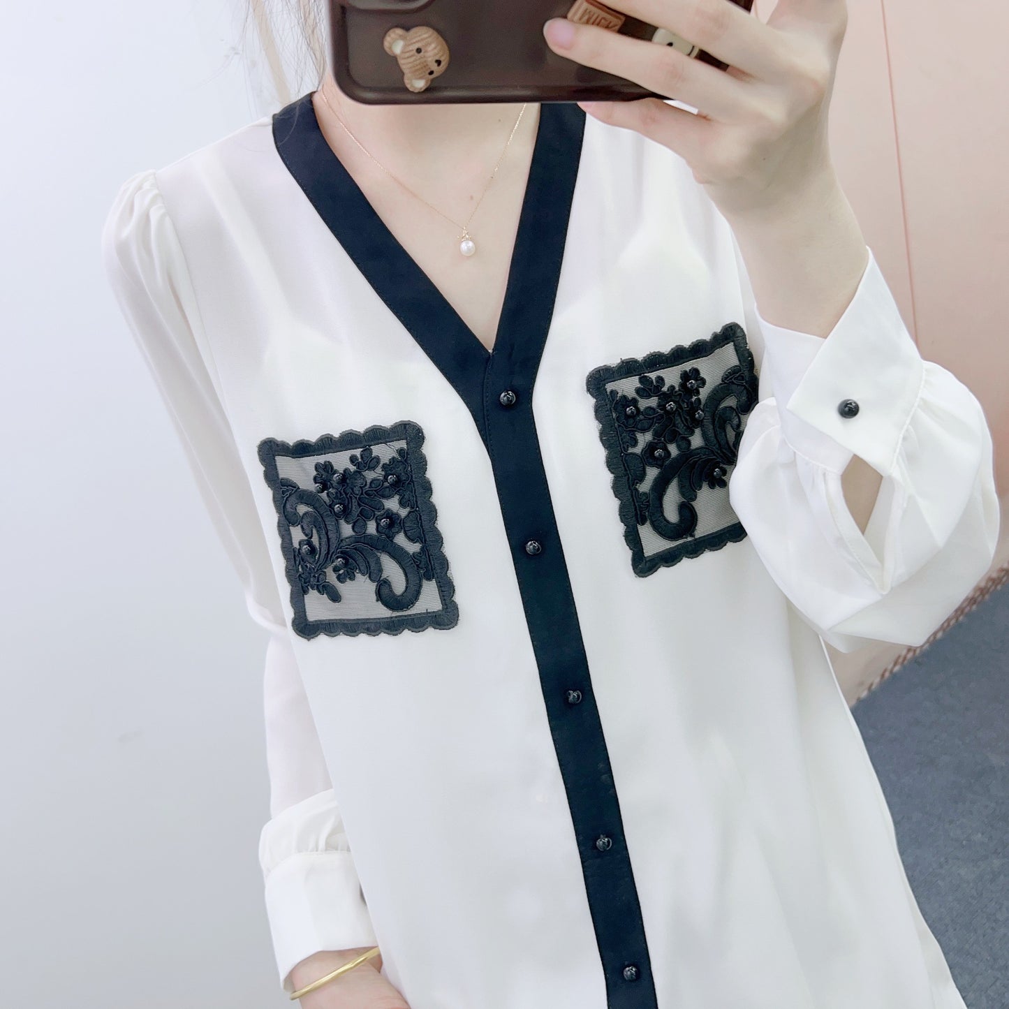 Dame elegant bluse med kunstneriske broderier og V-udskæring Stilla