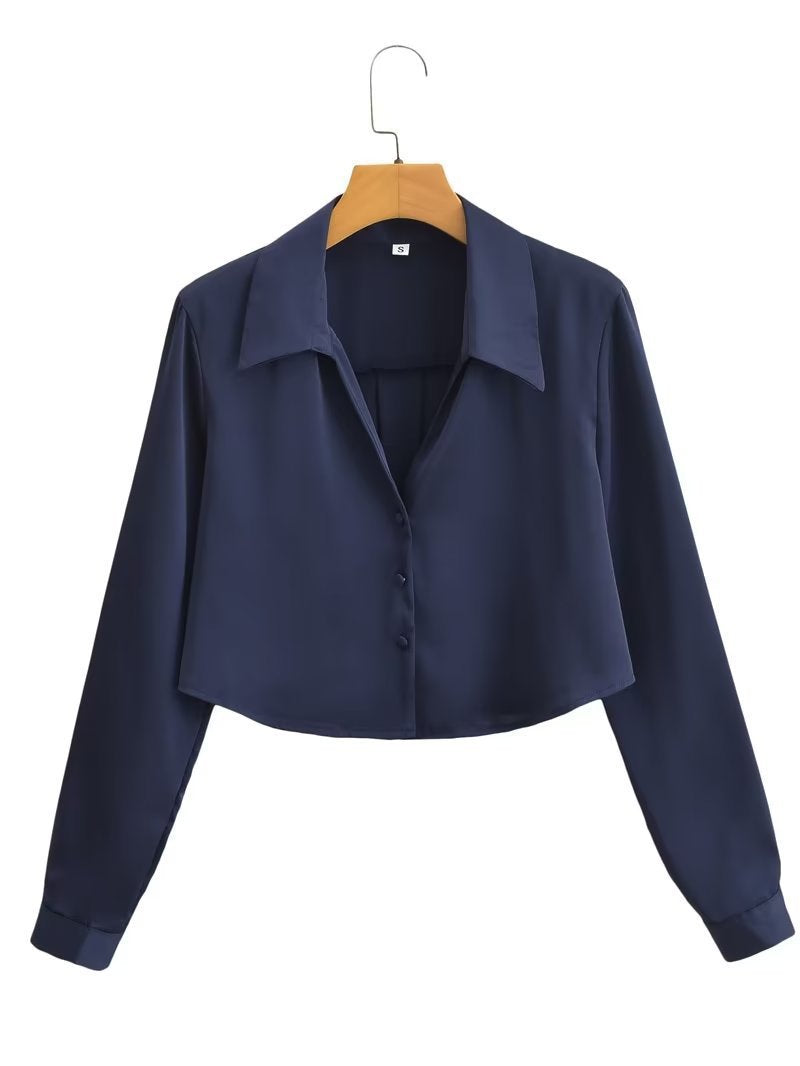 Dame cropped bluse med elegant krave og knapdetaljer Stilla