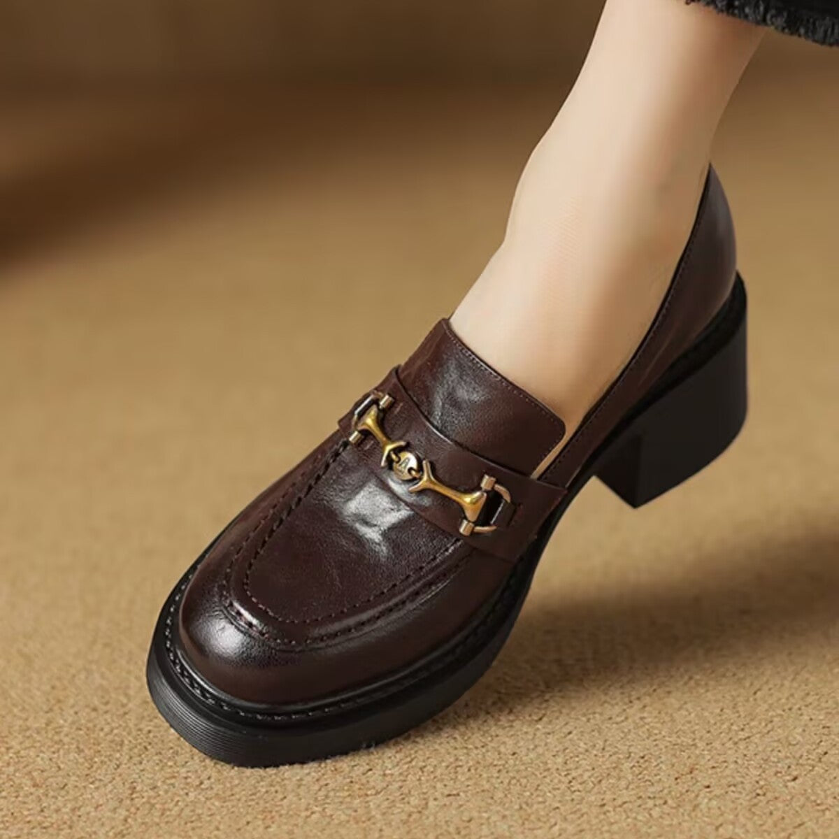 Dame designer mokasiner med elegante metal detaljer og blokkede hæle Stilla