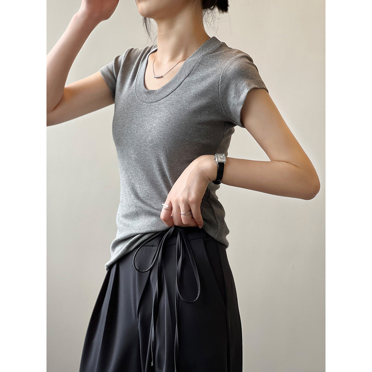 Dame kort bodyshirt i åndbart materiale med dyb rund halsudskæring Stilla