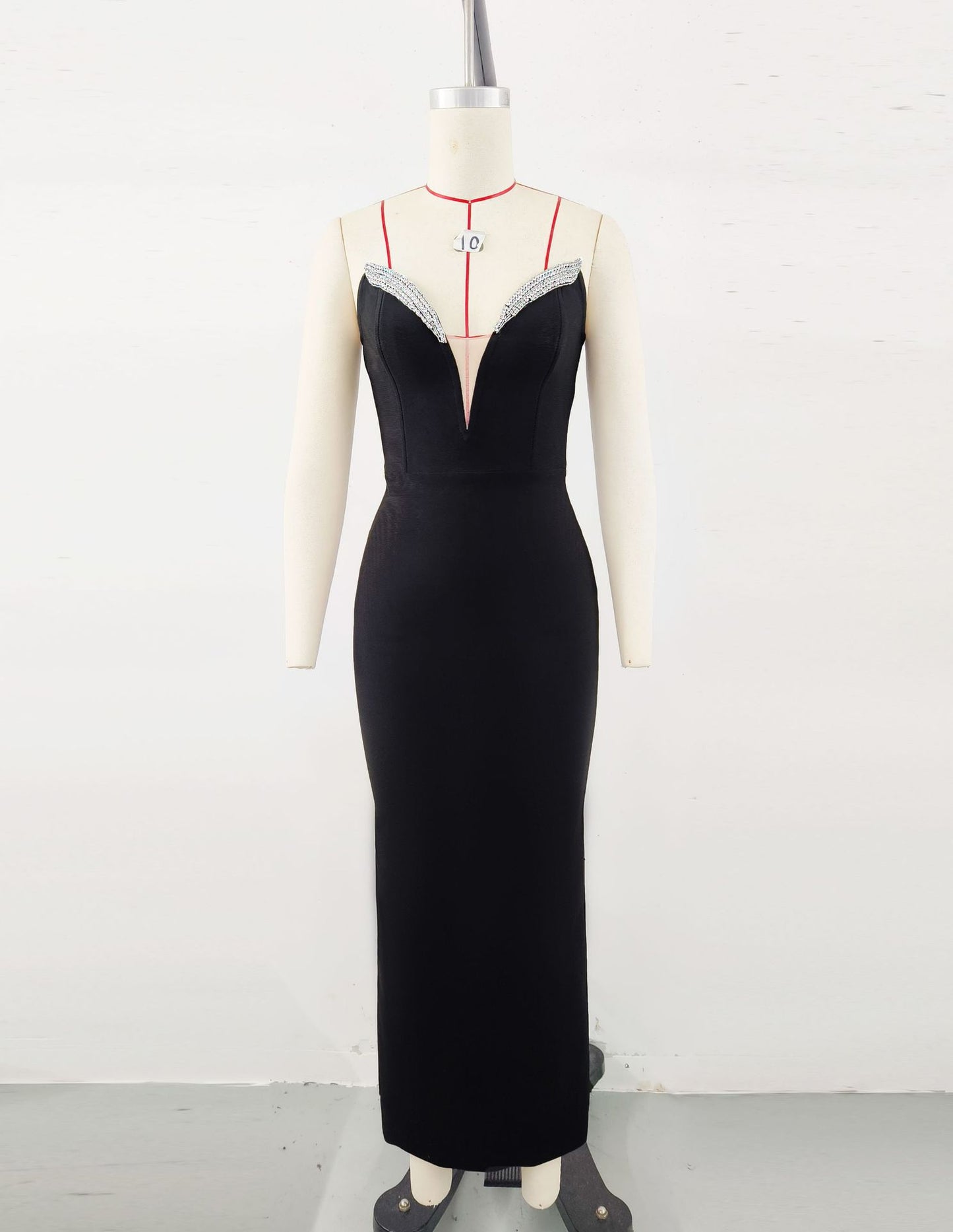 Dame Elegant aftenkjole med innovativ udskæring og glitrende applikationer Stilla