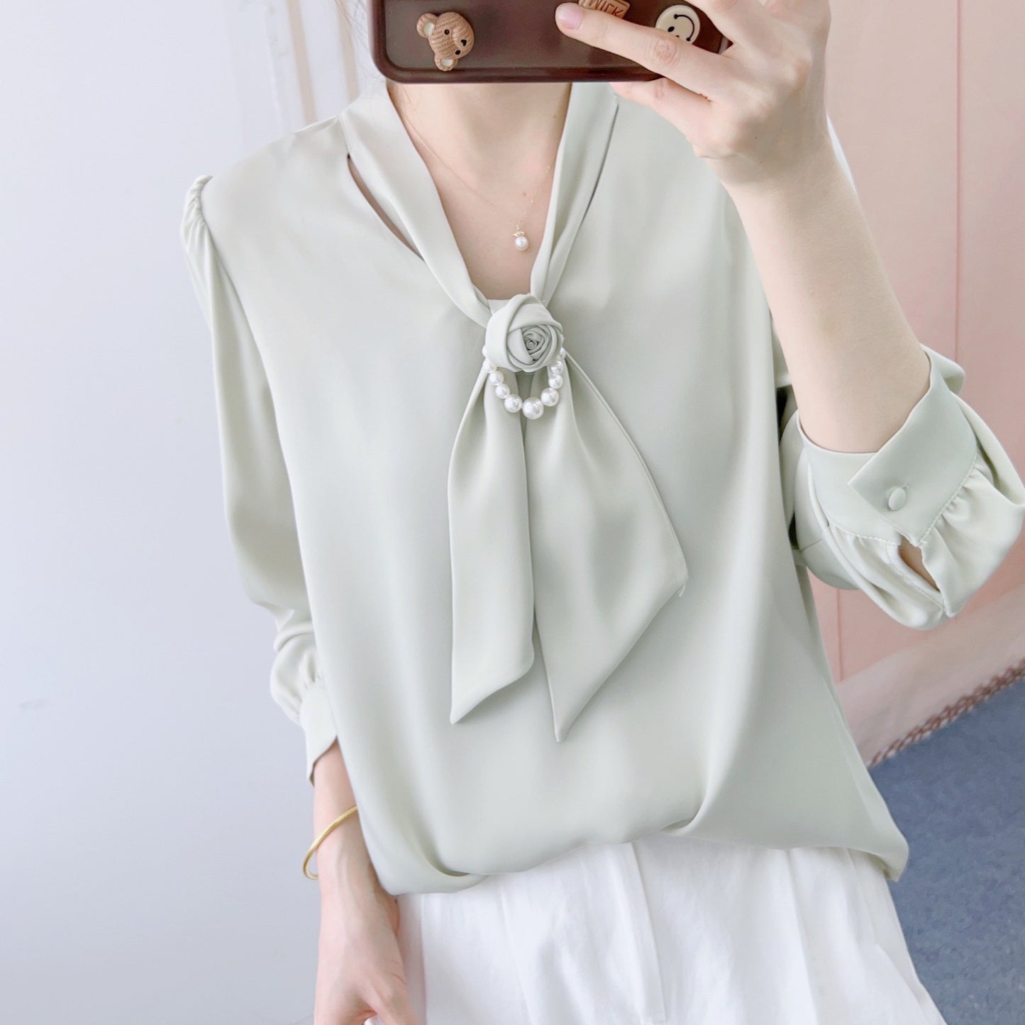 Dame elegant bluse med sløjfe-detalje og perle-accessorie Stilla