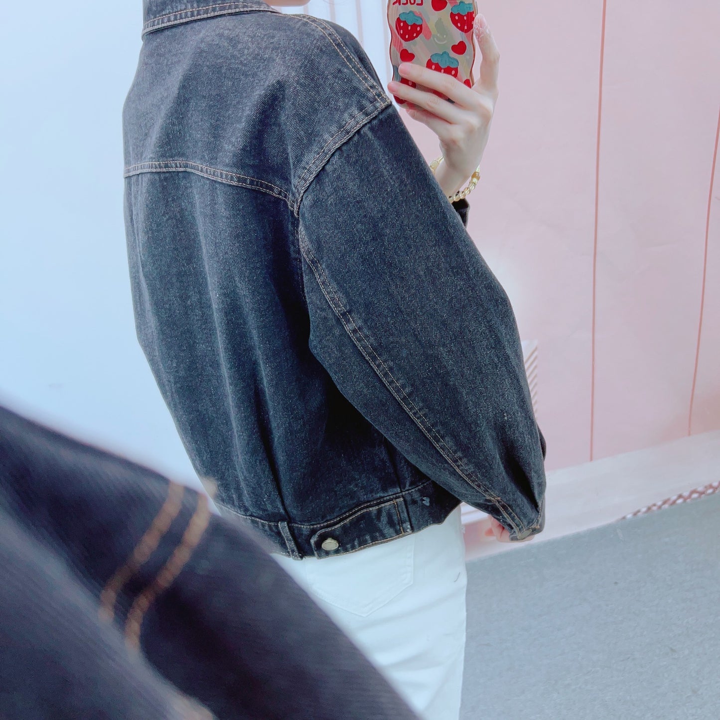 Dame denimjakke med legende kaninbroderi og afslappede detaljer Stilla