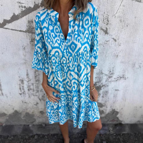 Dame afslappet kjole med V-udskæring og dekorativt mønster Stiila