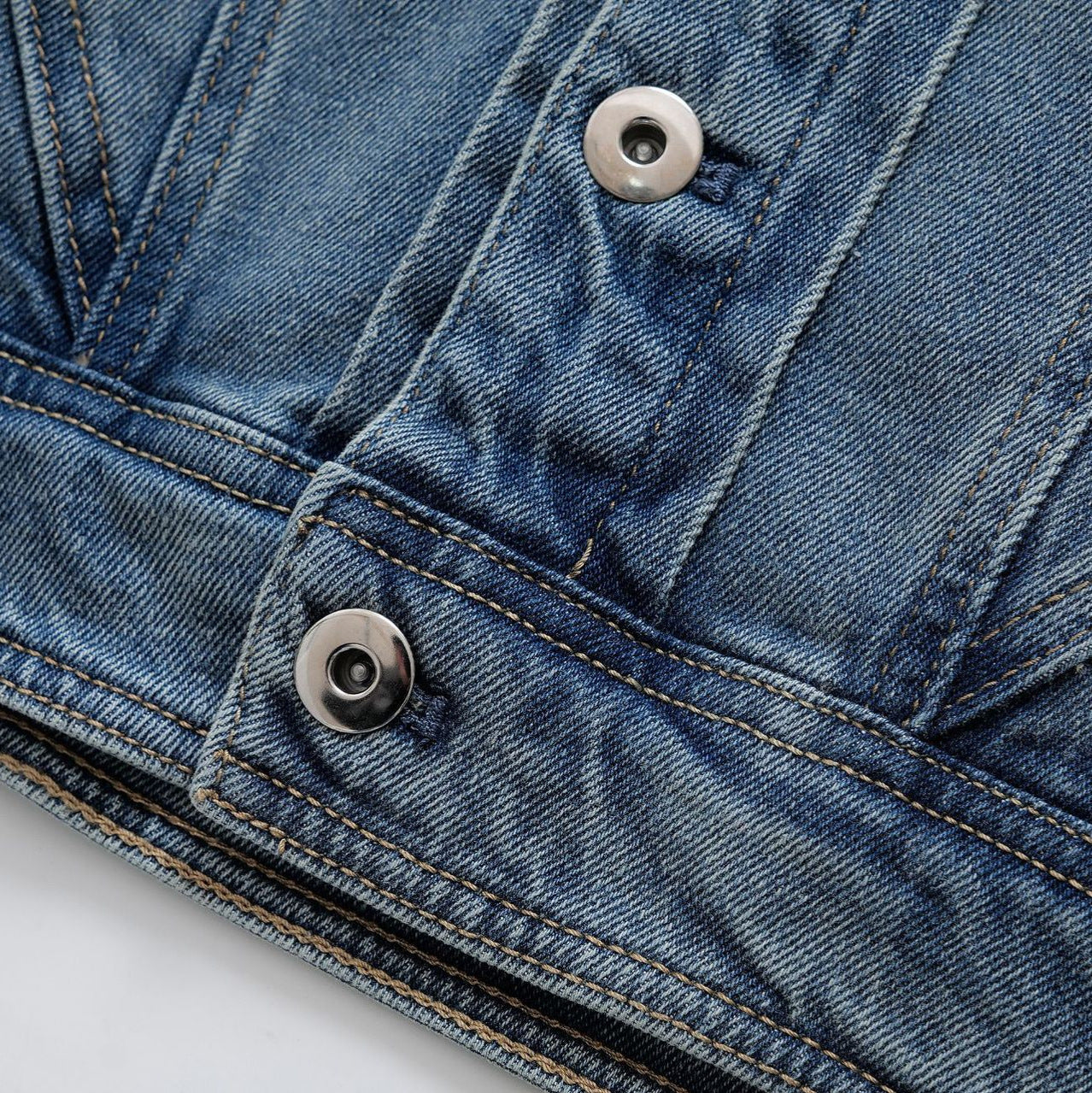 Dame Denimjakke med moderne snit og innovative udsmykninger Stilla