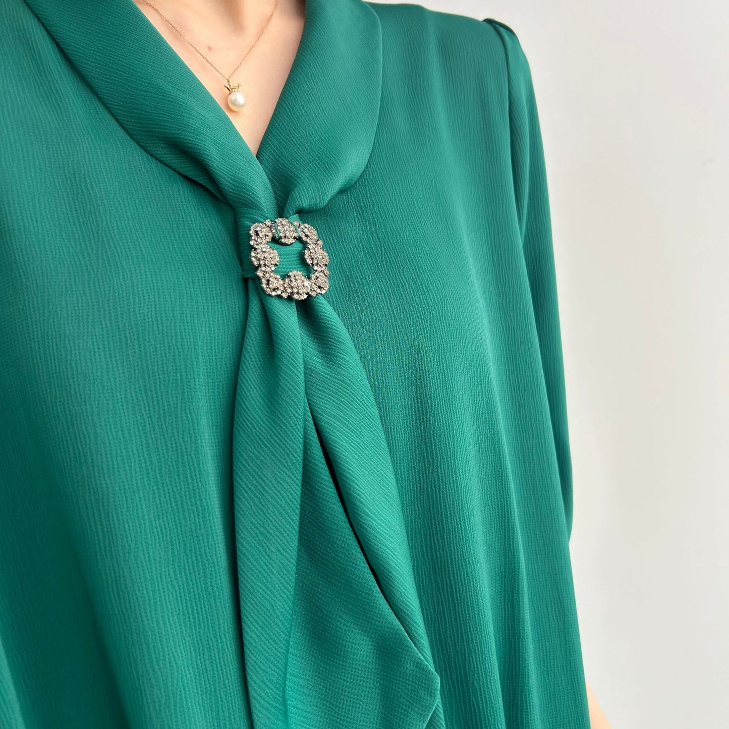 Dame elegant bluse med dekorativ sløjfe-detalje og højkvalitets applikation Stilla