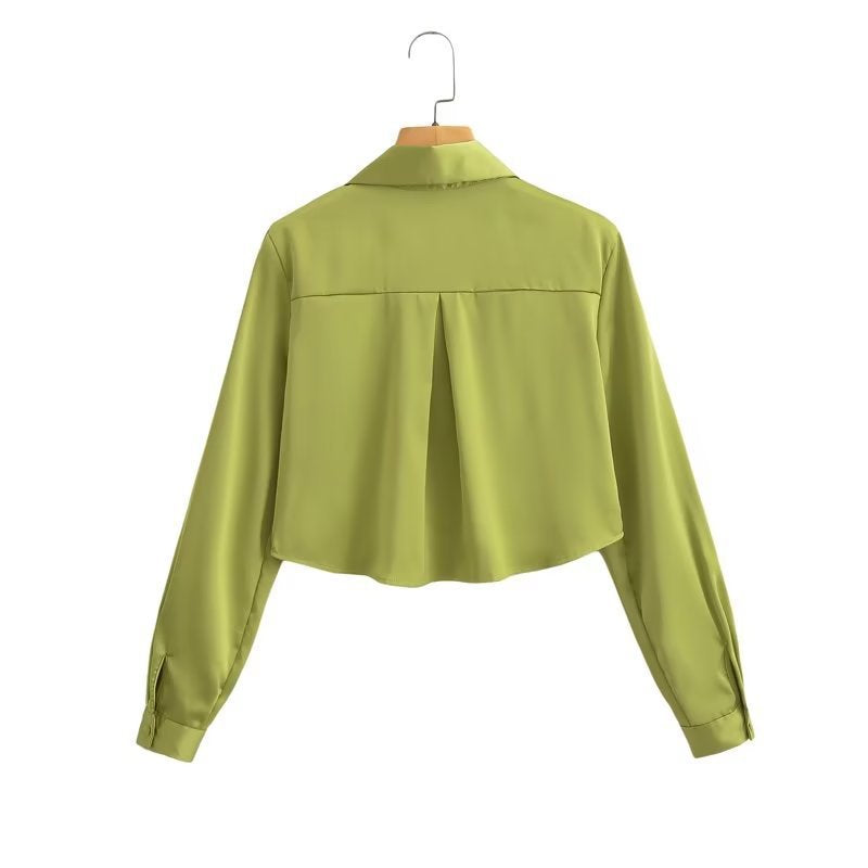 Dame cropped bluse med elegant krave og knapdetaljer Stilla