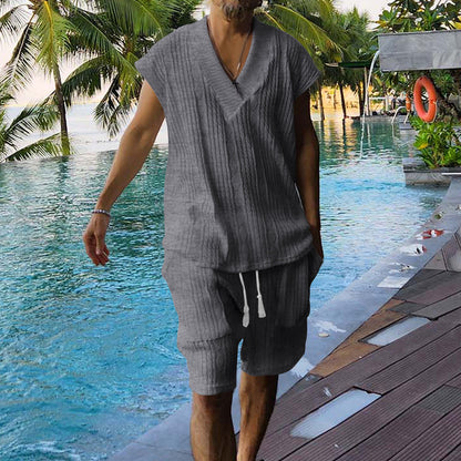 Herrer afslappet sommer-outfit med V-udskæringer og brede shorts Stilla