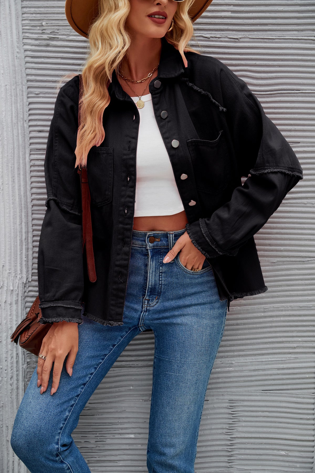 Dame Denimjakke med afslappet snit og frynset detaljer Stilla