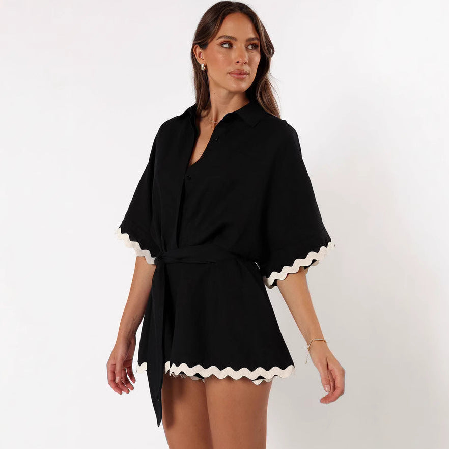 Dame kort jumpsuit med elegant krave og dekorativt bindebælte Stilla