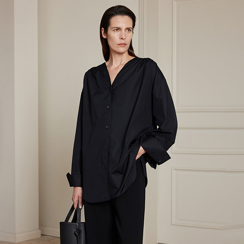 Dame afslappet bluse med V-udskæring og elegante detaljer Stilla