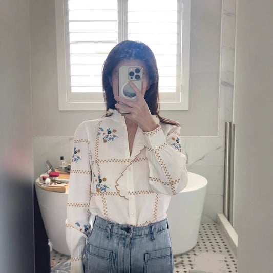 Dame elegant bluse med markante broderier og flæsekant Stilla