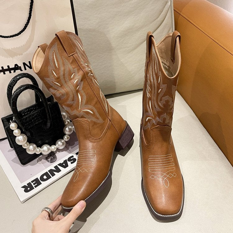 Dame cowboystøvler med modebroderidetaljer og robust blokhæl Stilla