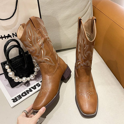 Dame cowboystøvler med modebroderidetaljer og robust blokhæl Stilla