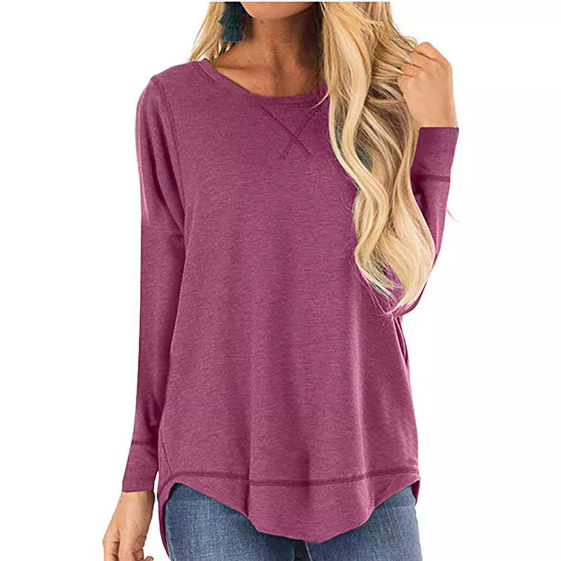 Dame afslappet langærmet t-shirt med asymmetrisk kant og moderne snit Stilla