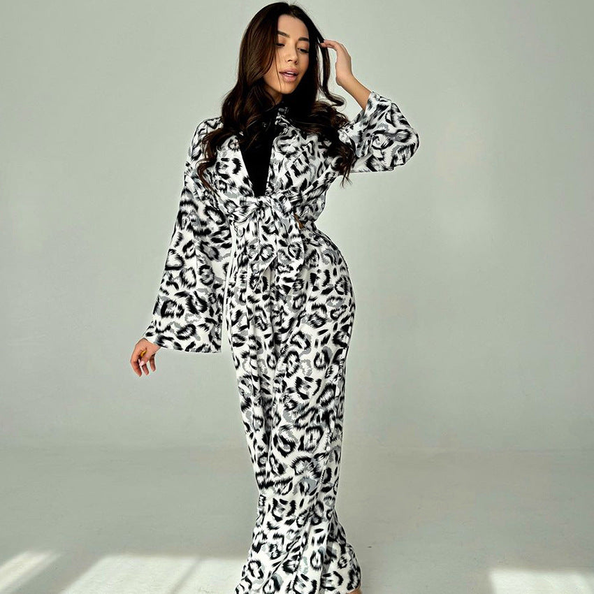 Dame afslappet pyjamasæt med moderne bladmønstre og bred pasform Stilla