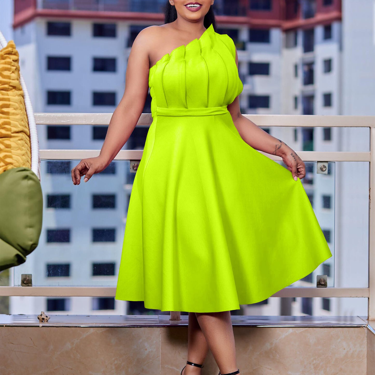 Dame A-linie kjole med voluminøse flæser og elegant taljebælte Stilla