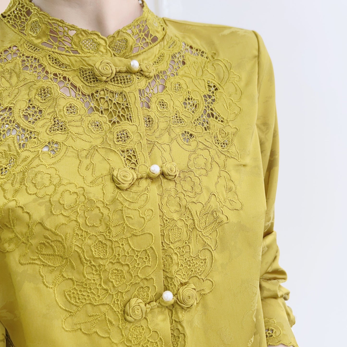 Dame elegant bluse med kunstneriske spidsaccent og fashionable knapdetaljer Stilla