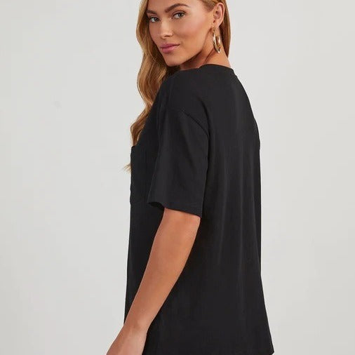 Dame afslappet kortærmet top med stilfuldt brystlomme-design og høj kvalitets viskose Stilla