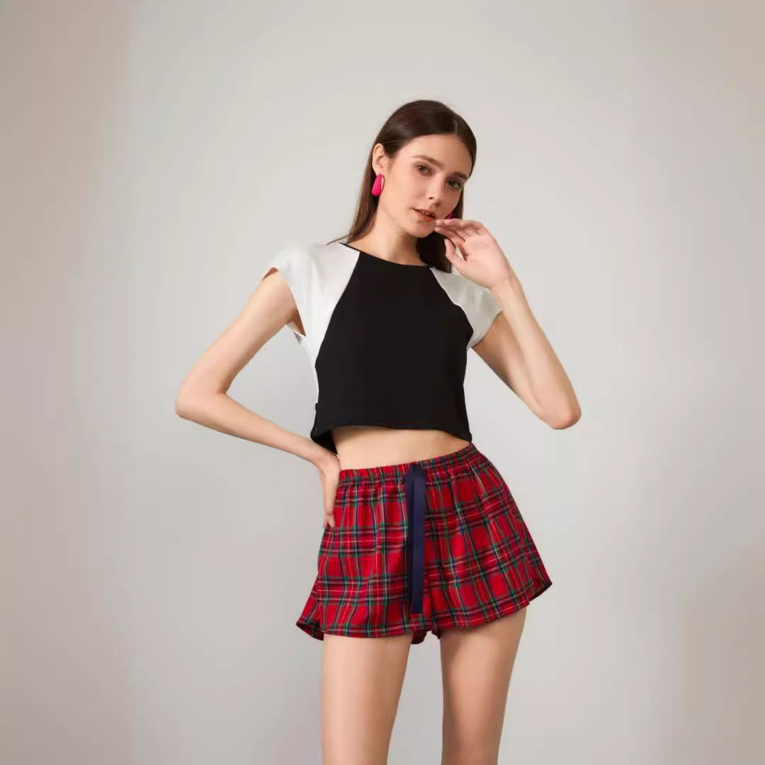 Dame afslappet crop-top med moderne V-patch og ternede shorts Stilla