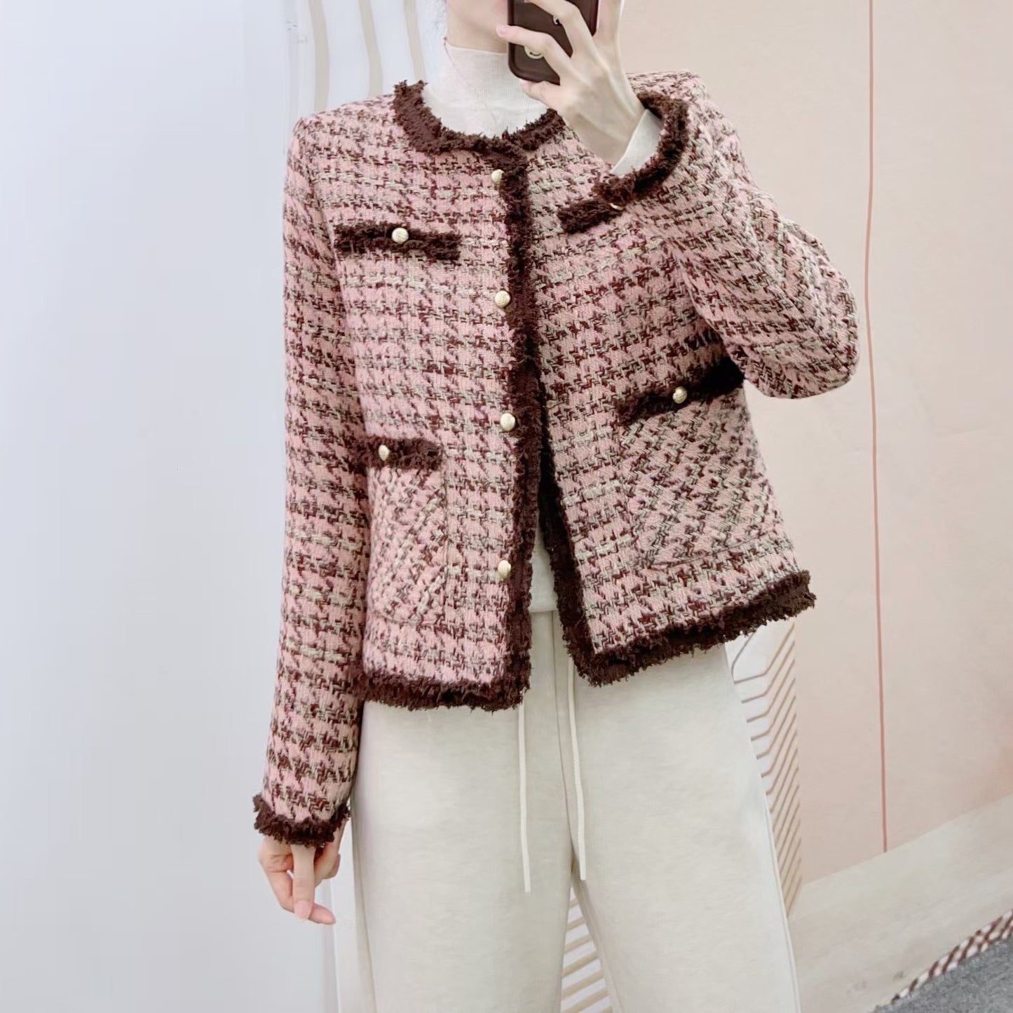 Dame Designer Bouclé-jakke med perlebesatte knapdetaljer og elegante franser Stilla