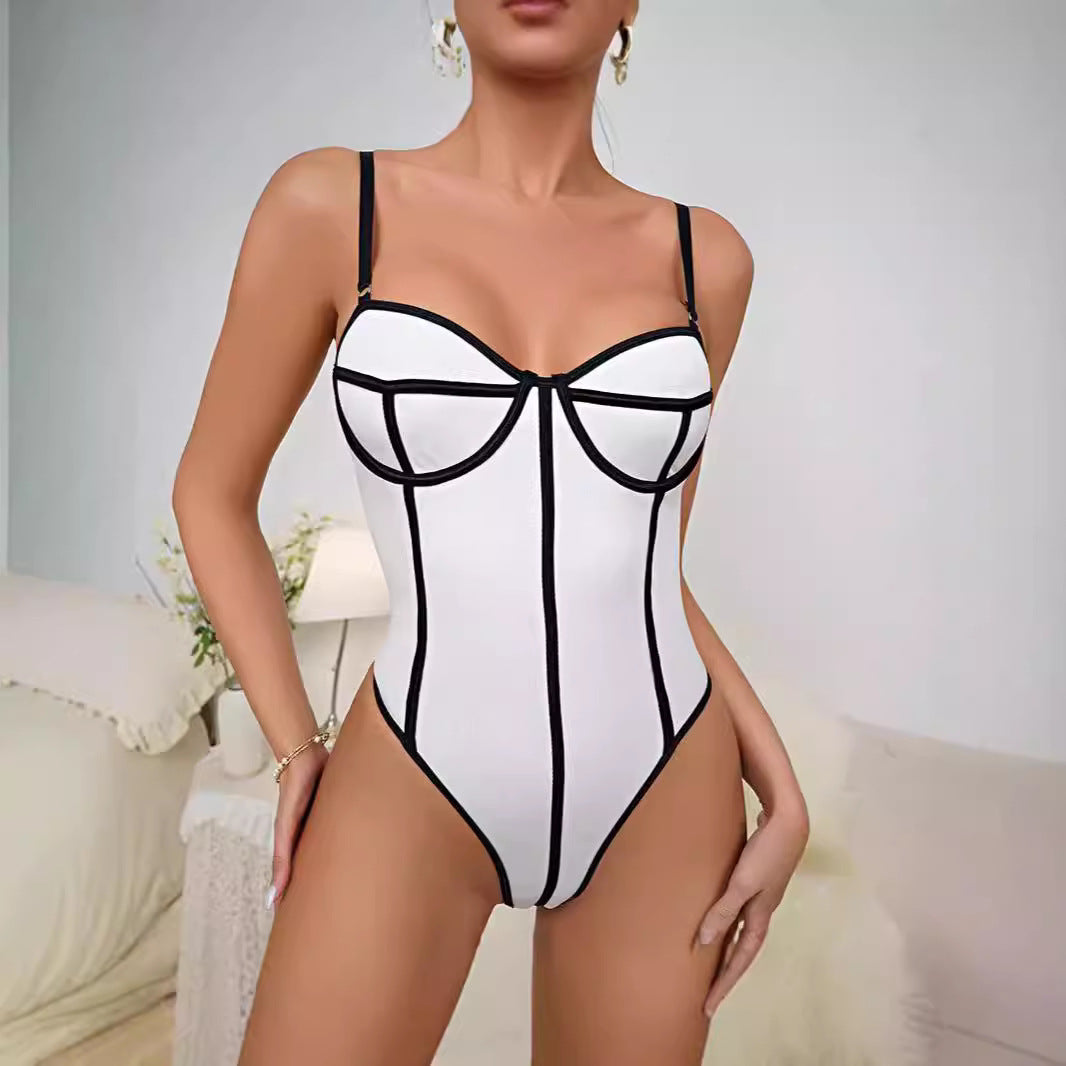 Dame designer bodysuit med kunstnerisk snit og fine detaljer Stilla