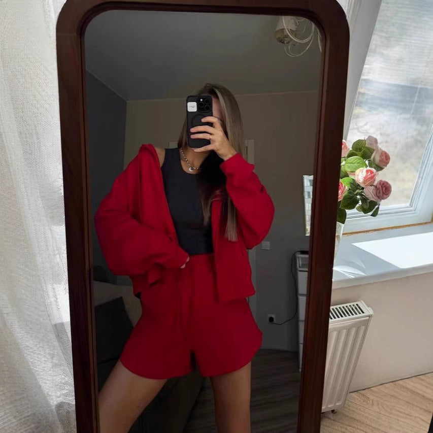 Dame afslappet hættebluse med korte shorts og bindebælte Stilla