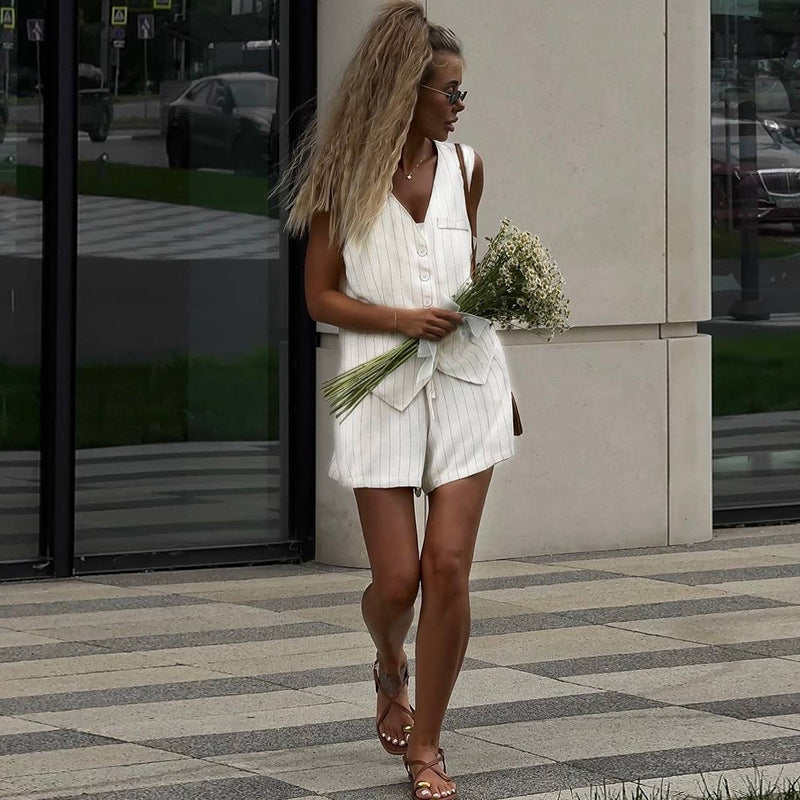 Dame to-delt sæt i let hør med figursyet blazer og komfortable shorts Stilla