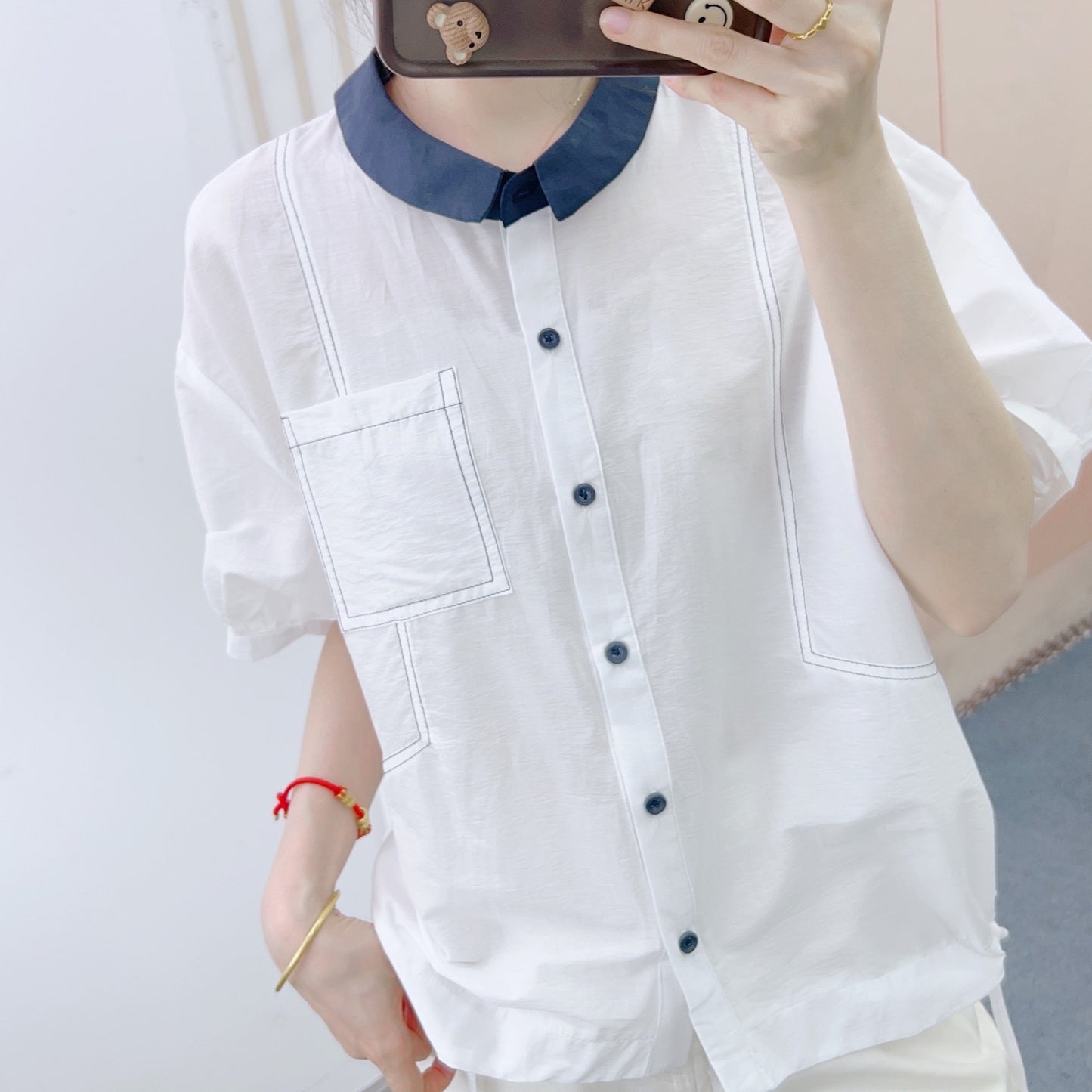 Dame afslappet kortærmet skjorte med kontrasterende krave og praktisk brystlomme Stilla