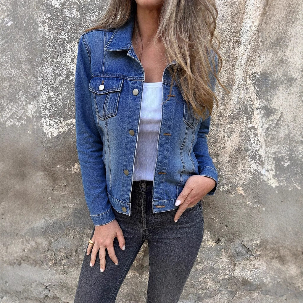 Dame Denimjakke i klassisk snit med modeshuller og stilige lommer Stilla